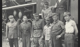 Grupa kolejarzy i żołnierzy przy parowozie Ty2